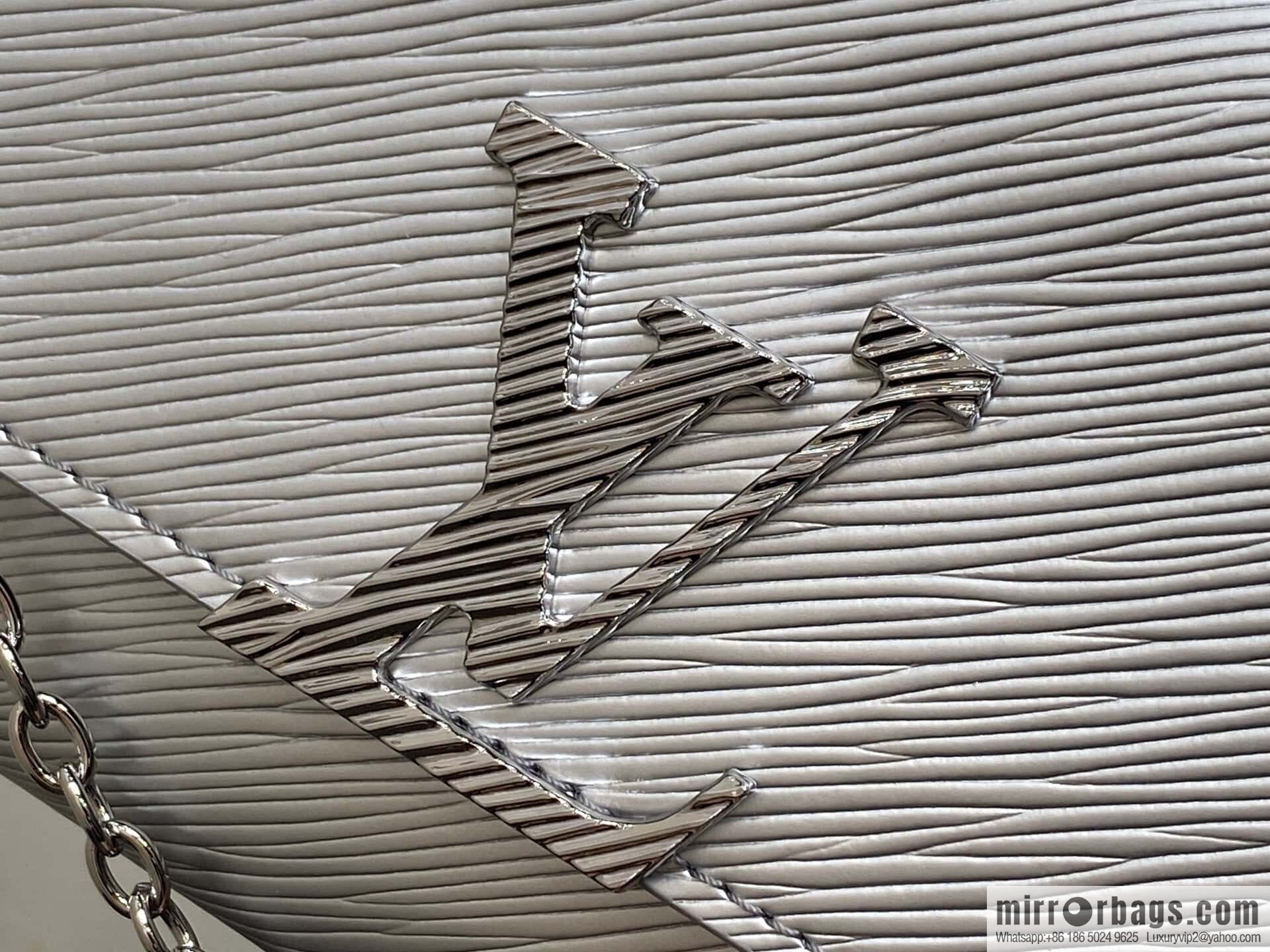 [Boutique‑grade] M23756 silver water ripple, chain bag sbwPochette Louise chain bag (mirror patent leather)