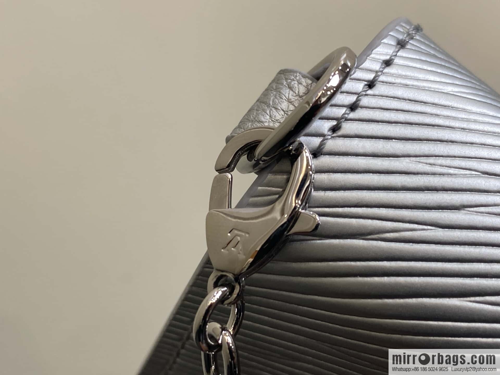 [Boutique‑grade] M23756 silver water ripple, chain bag sbwPochette Louise chain bag (mirror patent leather)