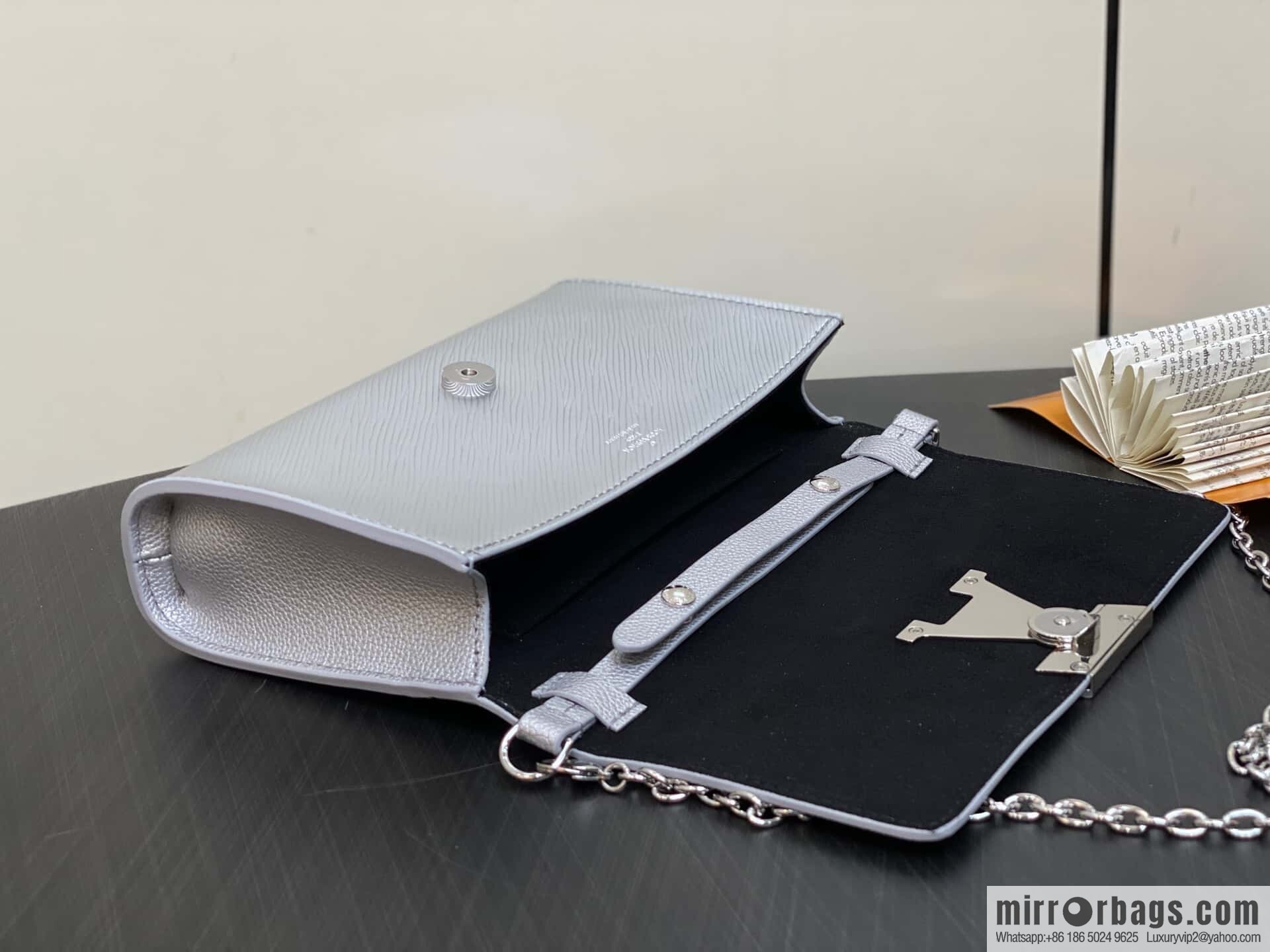 [Boutique‑grade] M23756 silver water ripple, chain bag sbwPochette Louise chain bag (mirror patent leather)