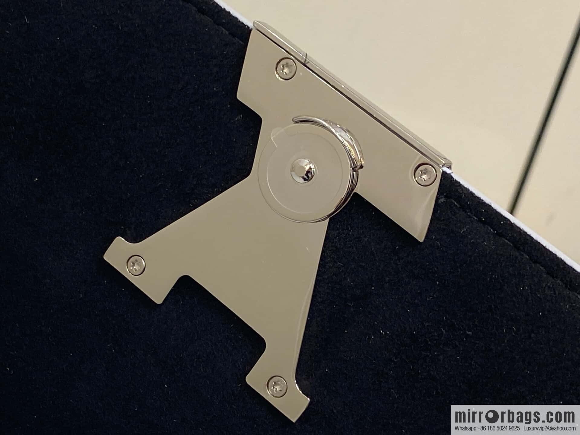 [Boutique‑grade] M23756 silver water ripple, chain bag sbwPochette Louise chain bag (mirror patent leather)