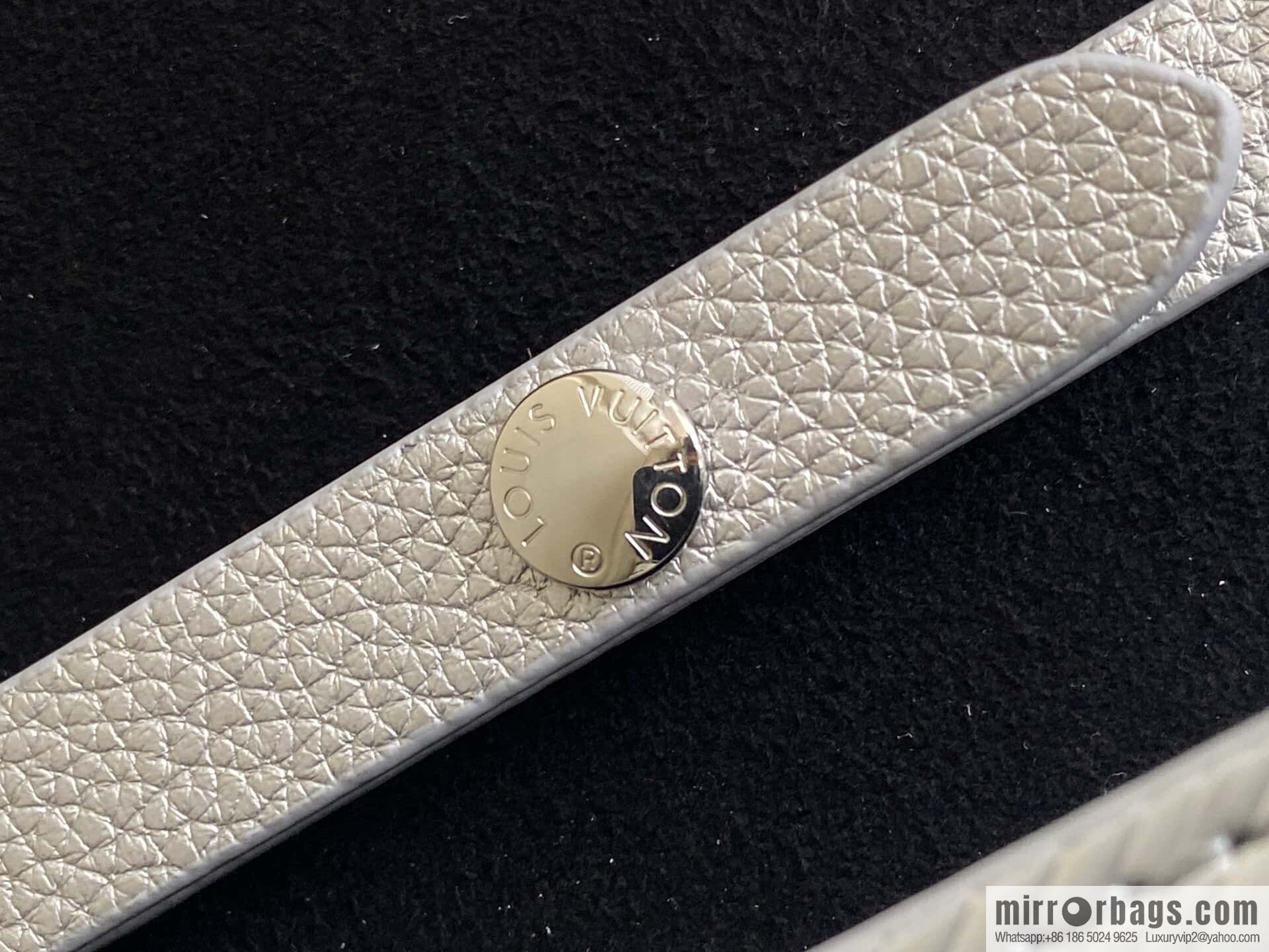 [Boutique‑grade] M23756 silver water ripple, chain bag sbwPochette Louise chain bag (mirror patent leather)