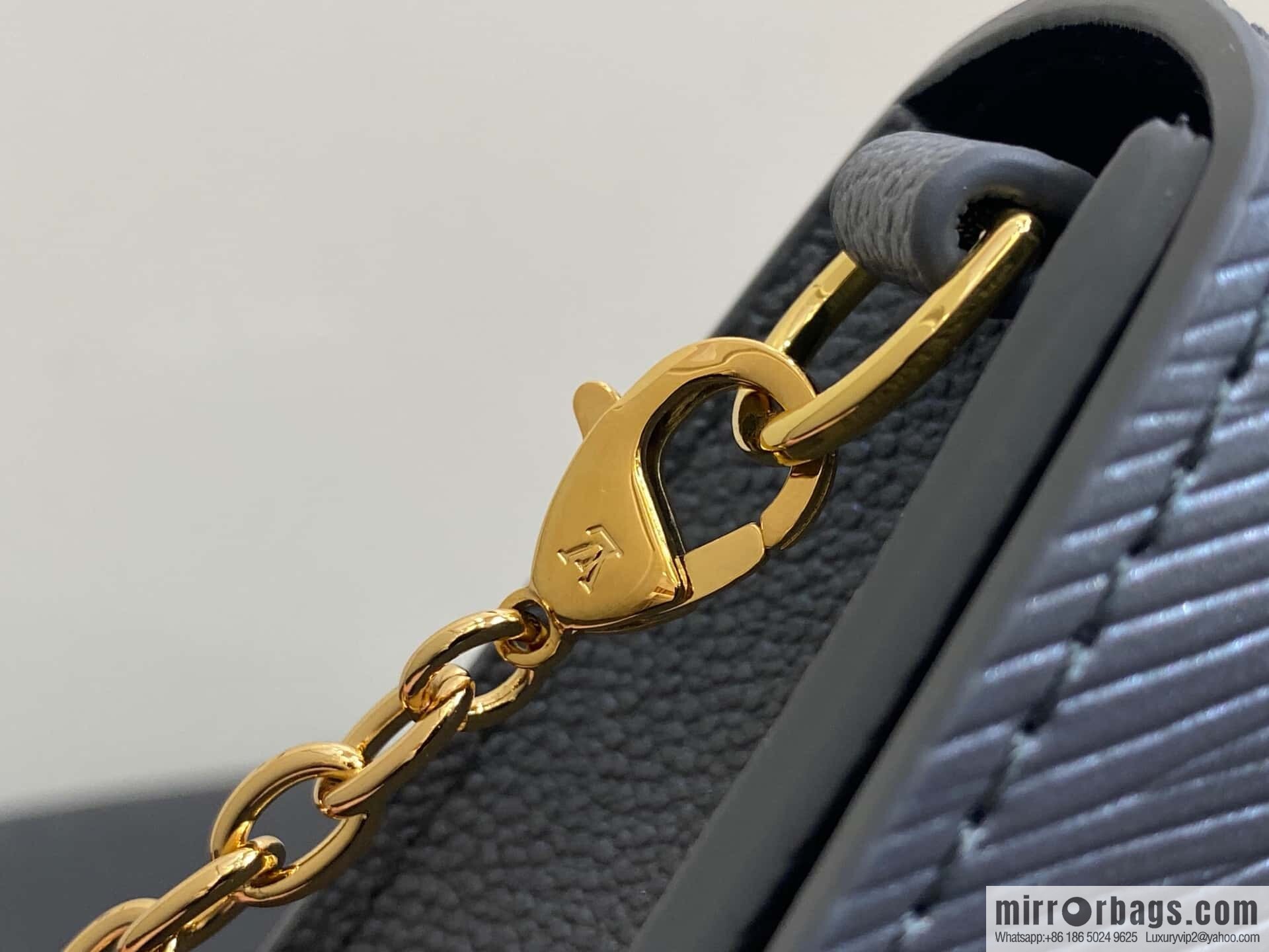 [Boutique‑grade] M23756 black gray water ripple, chain bag sbwPochette Louise chain bag (mirror patent leather)