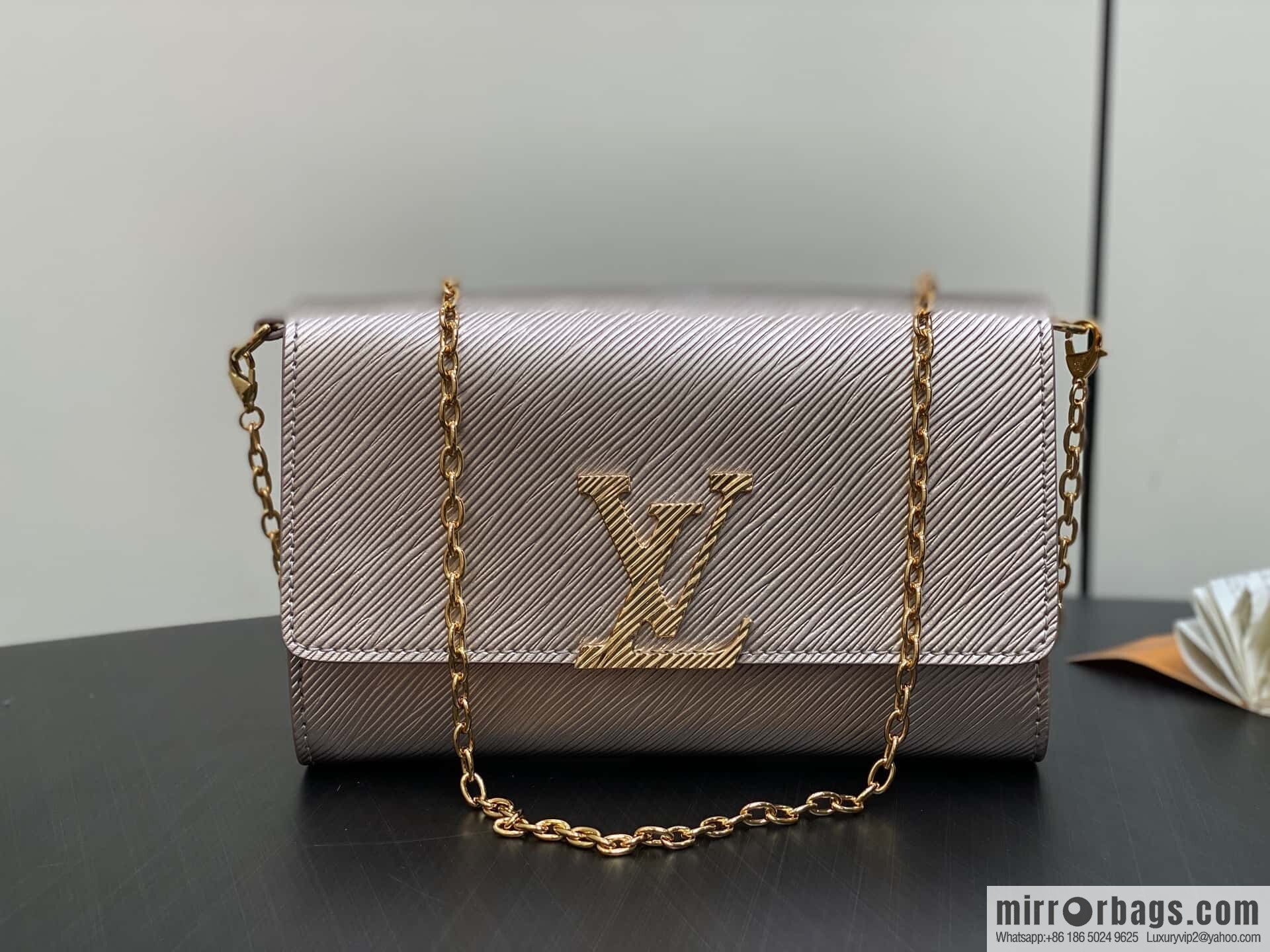 [Boutique‑grade] M23756 champagne water ripple, chain bag sbwPochette Louise chain bag (mirror patent leather)
