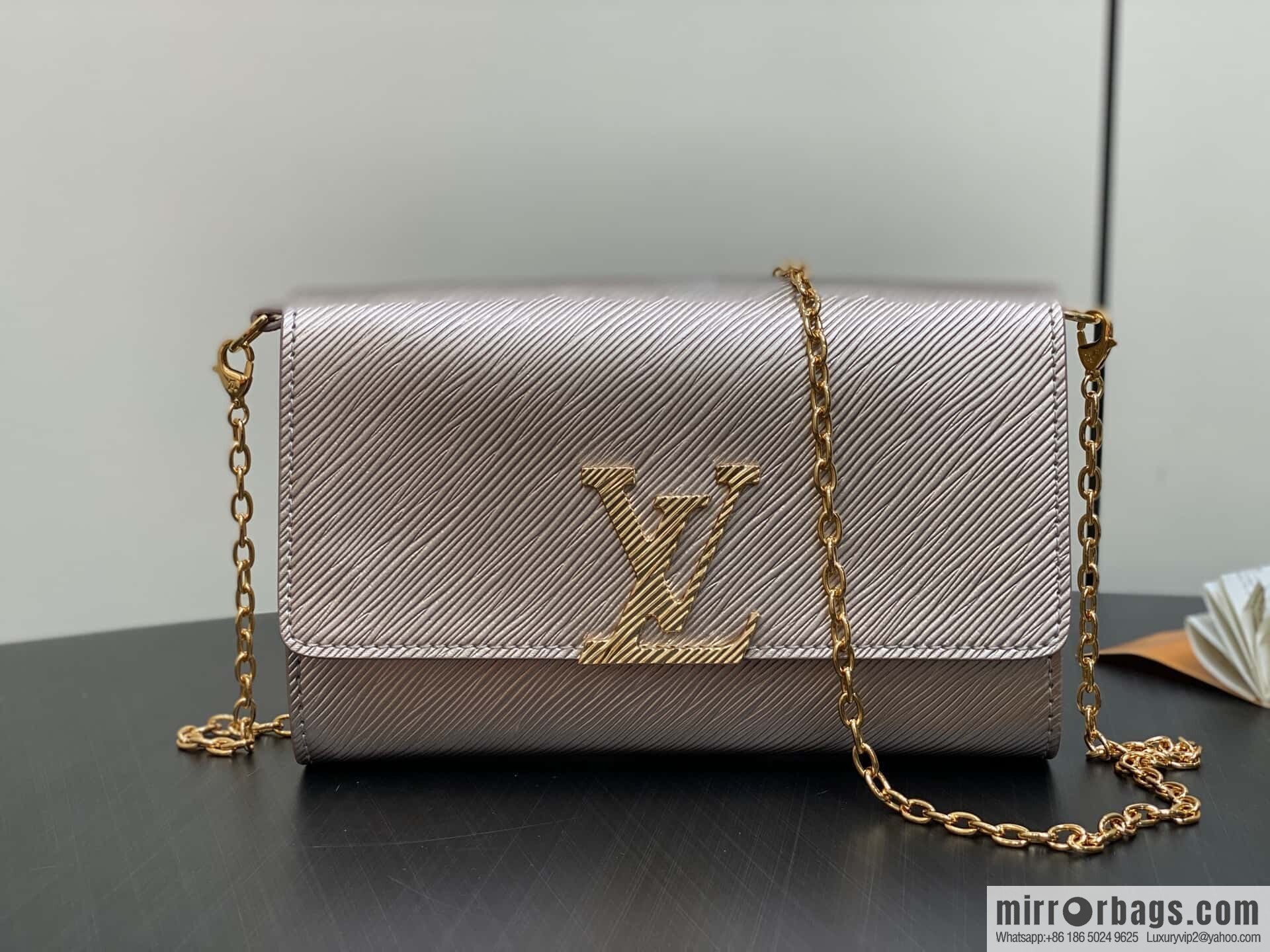 [Boutique‑grade] M23756 champagne water ripple, chain bag sbwPochette Louise chain bag (mirror patent leather)