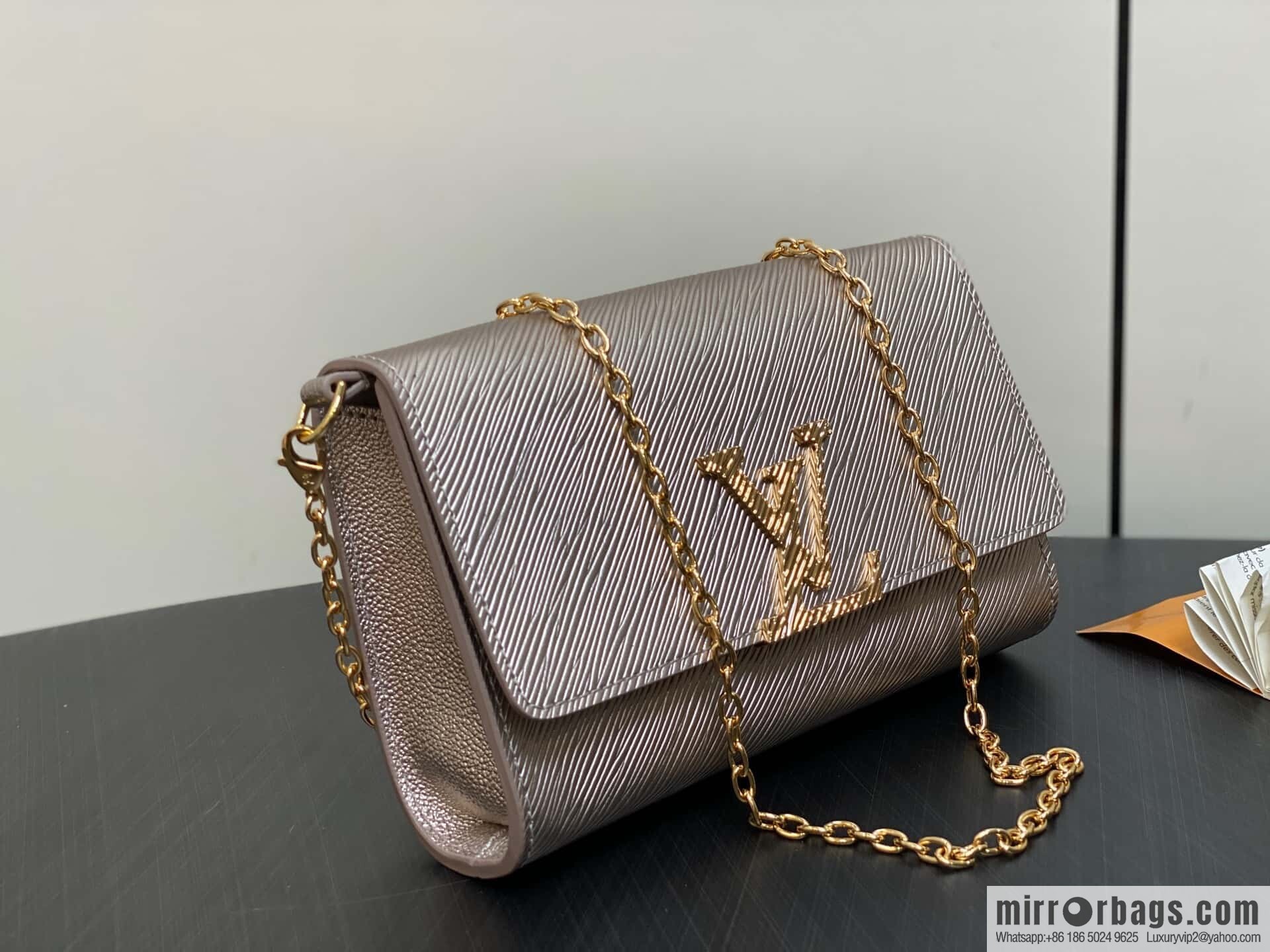 [Boutique‑grade] M23756 champagne water ripple, chain bag sbwPochette Louise chain bag (mirror patent leather)