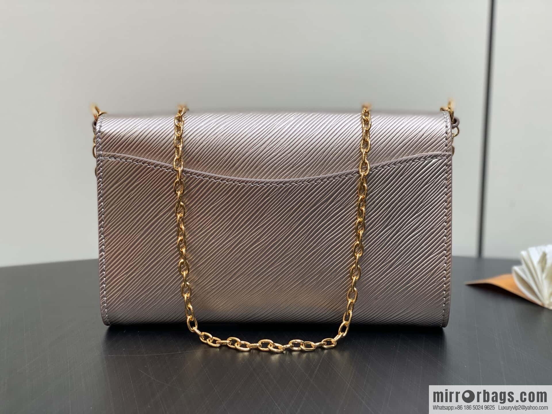 [Boutique‑grade] M23756 champagne water ripple, chain bag sbwPochette Louise chain bag (mirror patent leather)