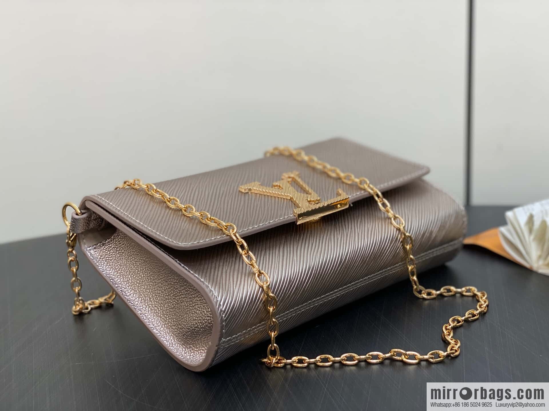 [Boutique‑grade] M23756 champagne water ripple, chain bag sbwPochette Louise chain bag (mirror patent leather)