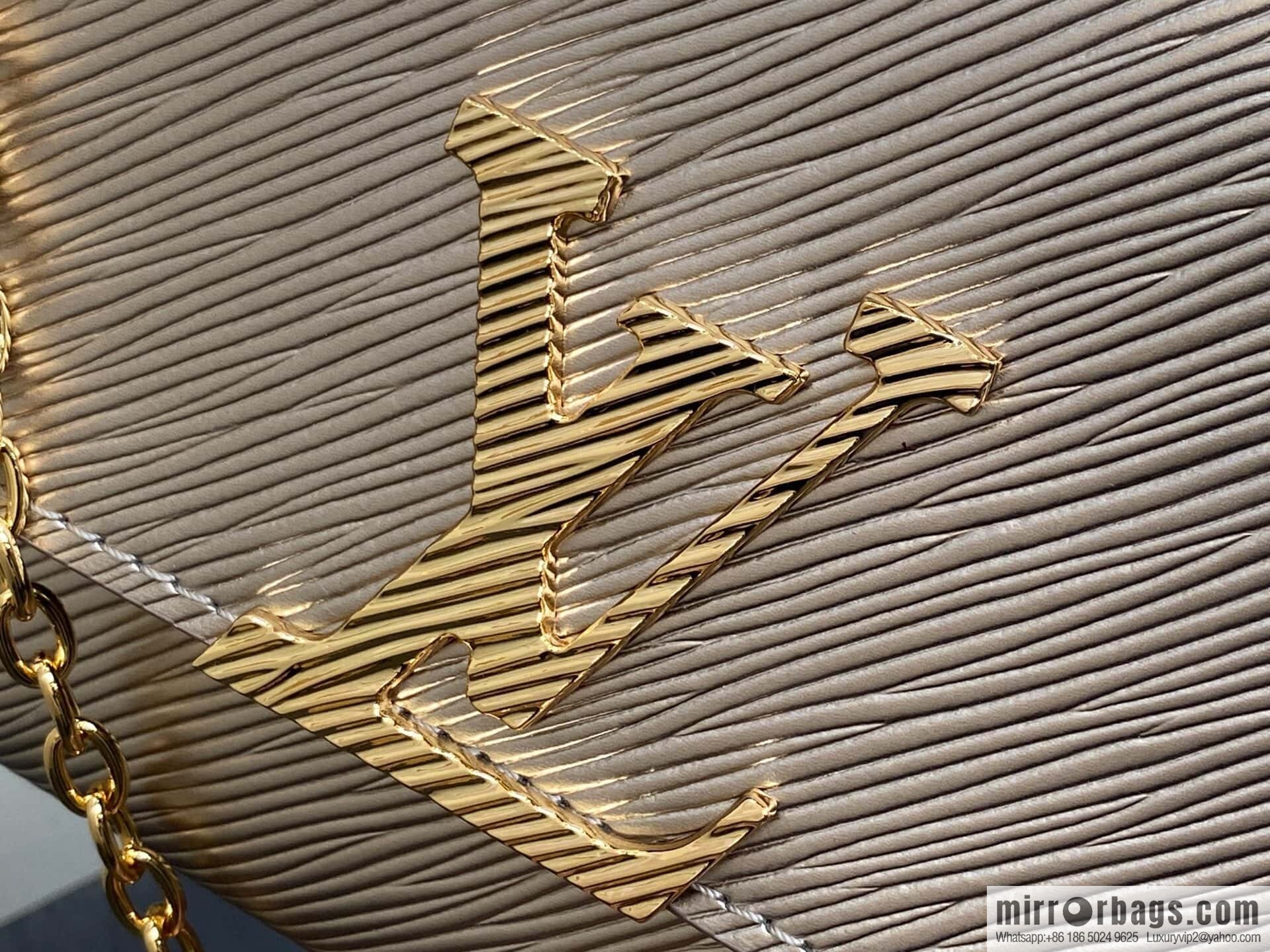 [Boutique‑grade] M23756 champagne water ripple, chain bag sbwPochette Louise chain bag (mirror patent leather)