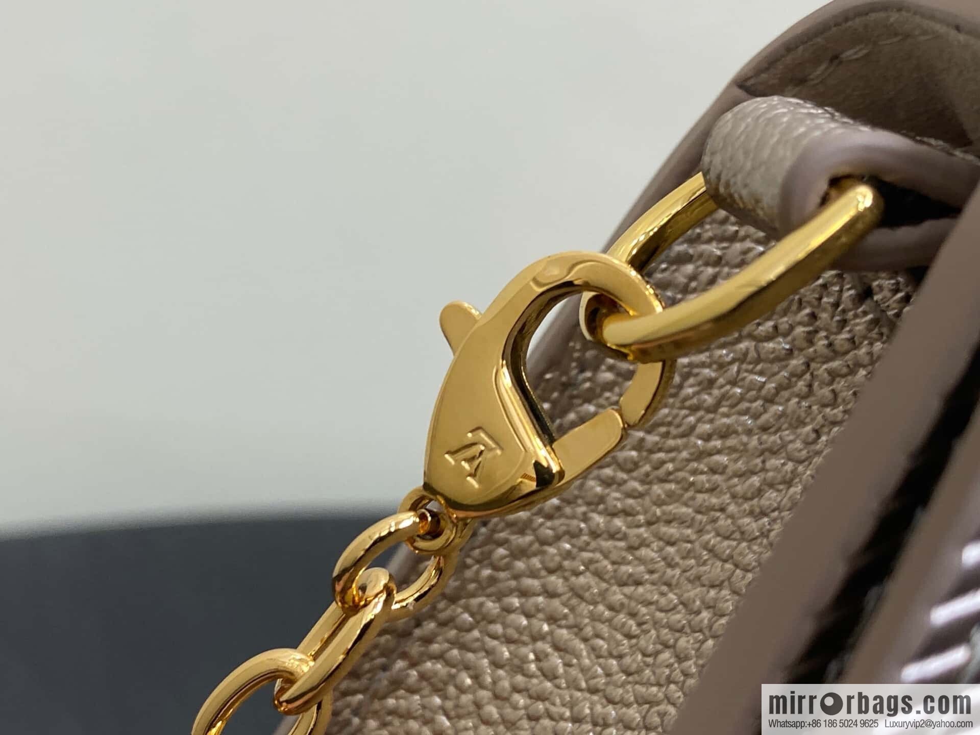 [Boutique‑grade] M23756 champagne water ripple, chain bag sbwPochette Louise chain bag (mirror patent leather)