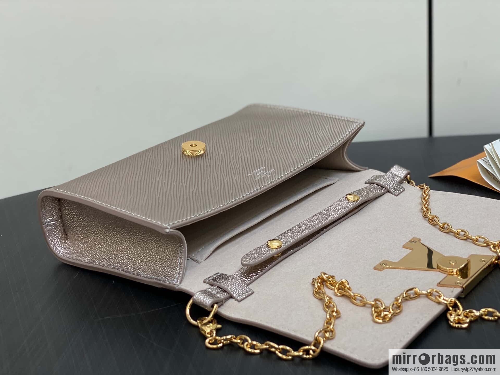 [Boutique‑grade] M23756 champagne water ripple, chain bag sbwPochette Louise chain bag (mirror patent leather)
