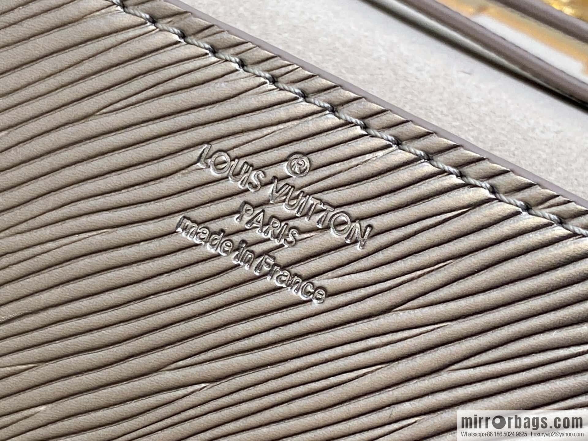 [Boutique‑grade] M23756 champagne water ripple, chain bag sbwPochette Louise chain bag (mirror patent leather)