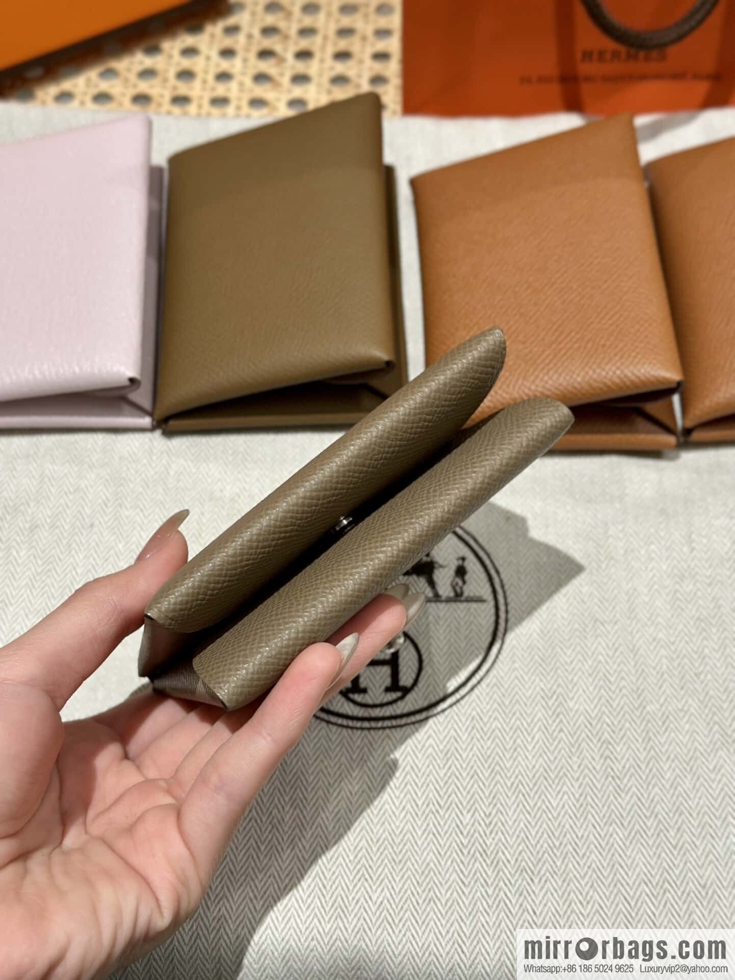 Calvi card bag H083674CKI2 change bag, elephant gray.
