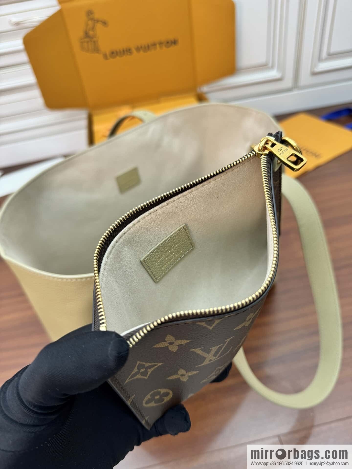 LV M25343 Low Key Cabas MM