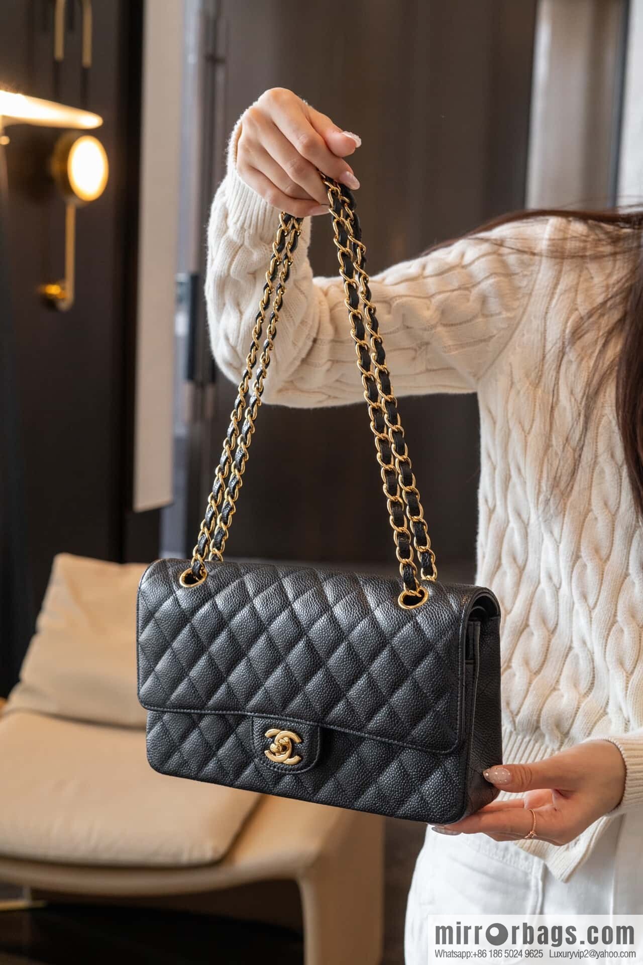 ℂ𝔽 𝗖𝗹𝗮𝘀𝘀𝗶𝗰 𝗙𝗹𝗮𝗽 | Original Litchi Pattern 🐂 Medium, Black Gold 🖤 A01112