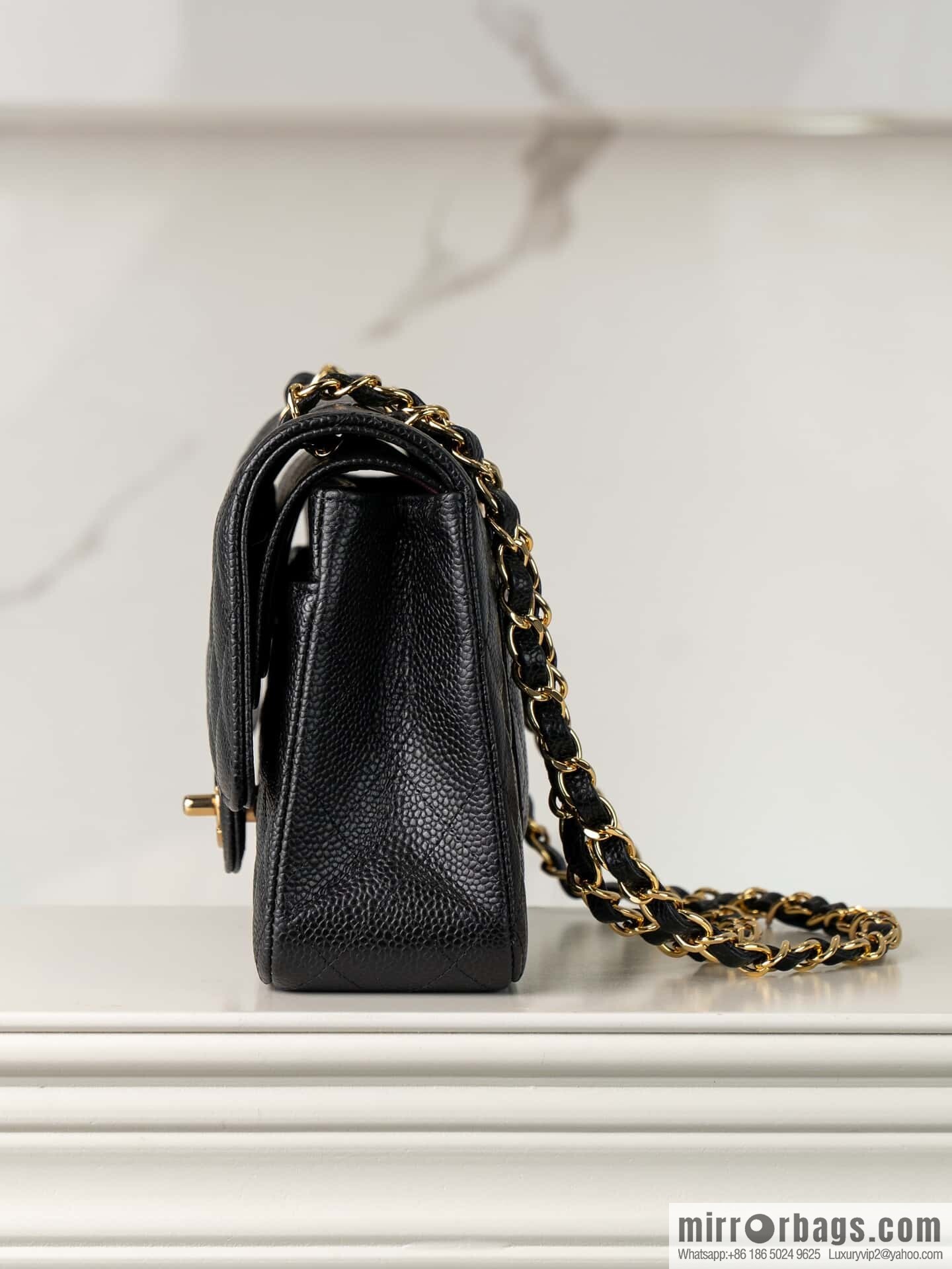 ℂ𝔽 𝗖𝗹𝗮𝘀𝘀𝗶𝗰 𝗙𝗹𝗮𝗽 | Original Litchi Pattern 🐂 Medium, Black Gold 🖤 A01112