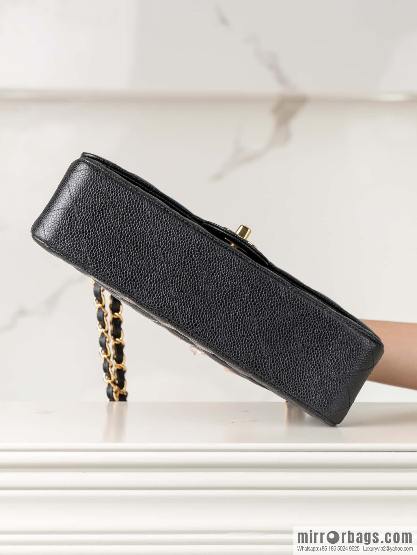 ℂ𝔽 𝗖𝗹𝗮𝘀𝘀𝗶𝗰 𝗙𝗹𝗮𝗽 | Original Litchi Pattern 🐂 Medium, Black Gold 🖤 A01112