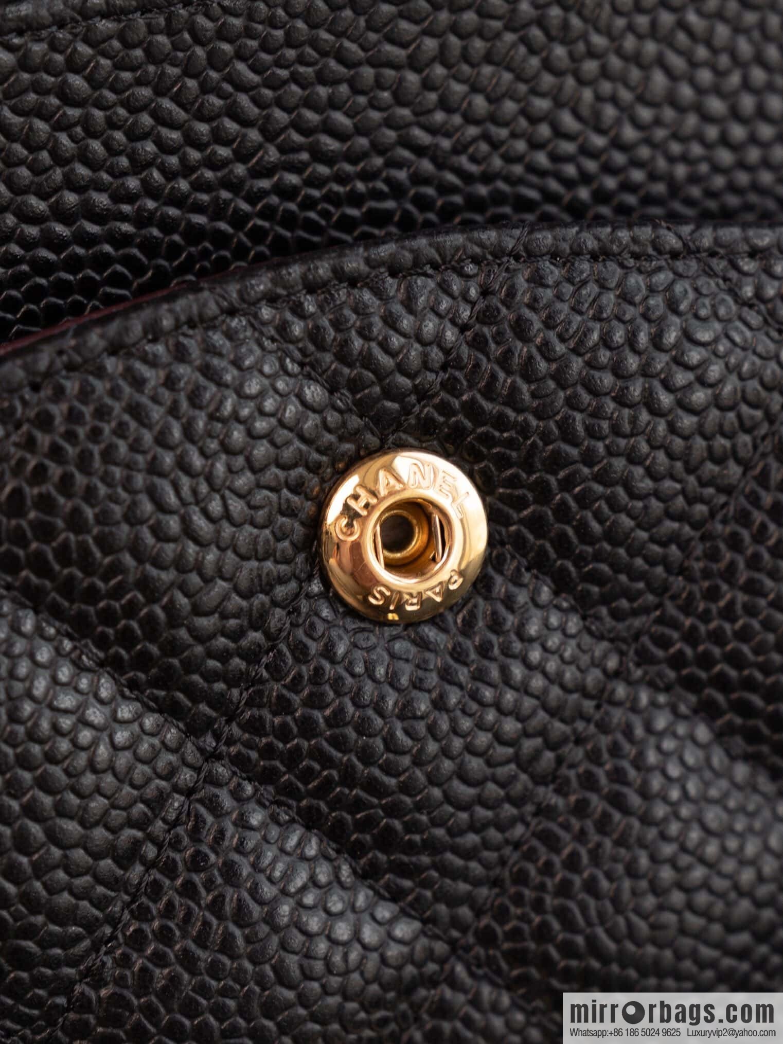ℂ𝔽 𝗖𝗹𝗮𝘀𝘀𝗶𝗰 𝗙𝗹𝗮𝗽 | Original Litchi Pattern 🐂 Medium, Black Gold 🖤 A01112