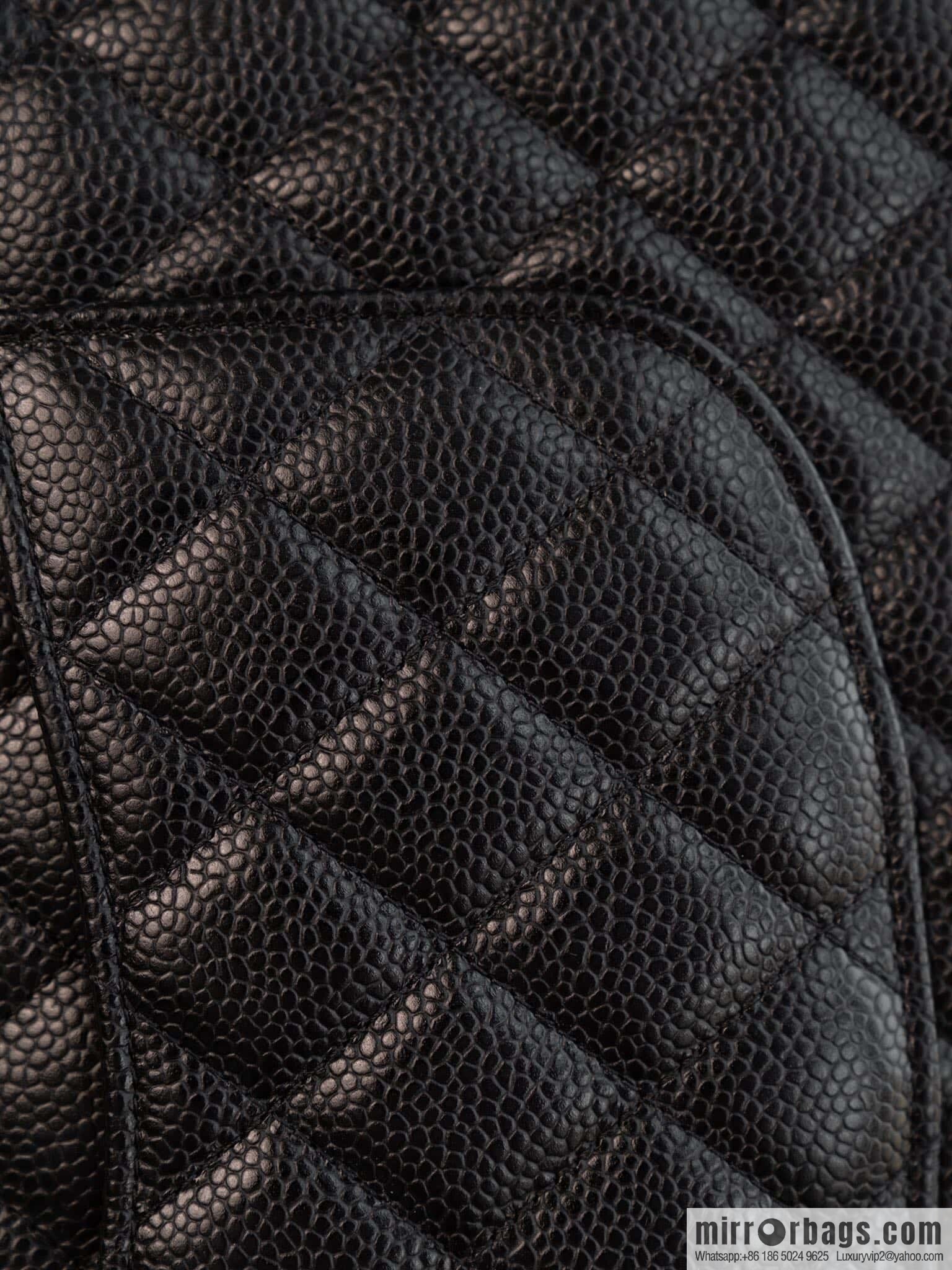 ℂ𝔽 𝗖𝗹𝗮𝘀𝘀𝗶𝗰 𝗙𝗹𝗮𝗽 | Original Litchi Pattern 🐂 Medium, Black Gold 🖤 A01112