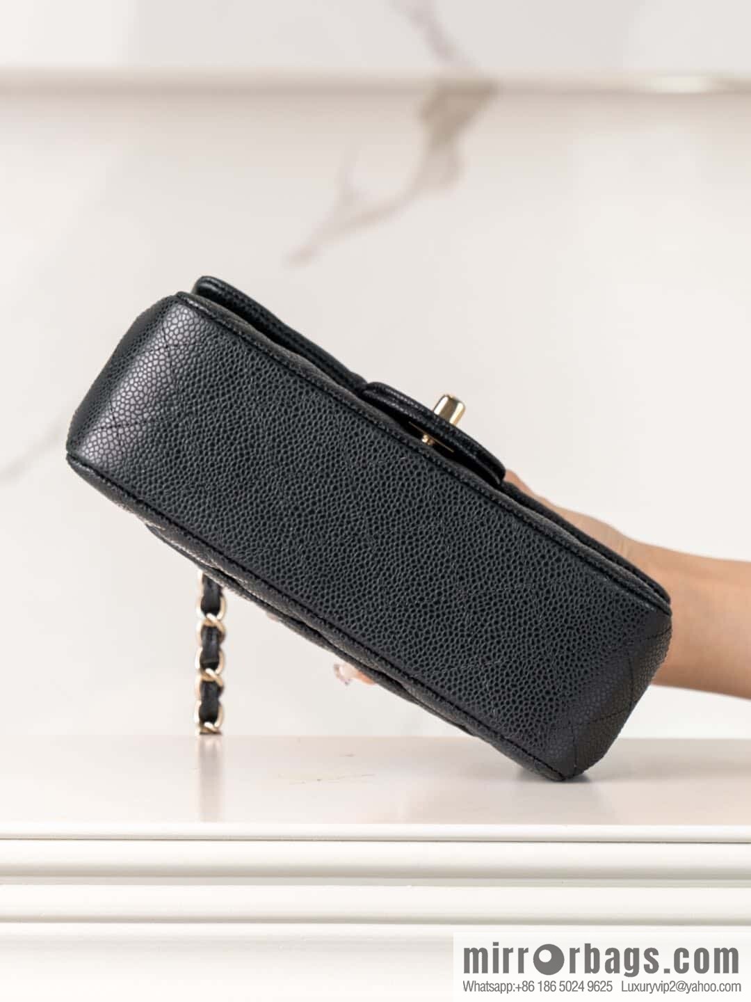 ℂ𝔽 𝗖𝗹𝗮𝘀𝘀𝗶𝗰 𝗙𝗹𝗮𝗽 | genuine leather litchi pattern black gold 🖤 A01116