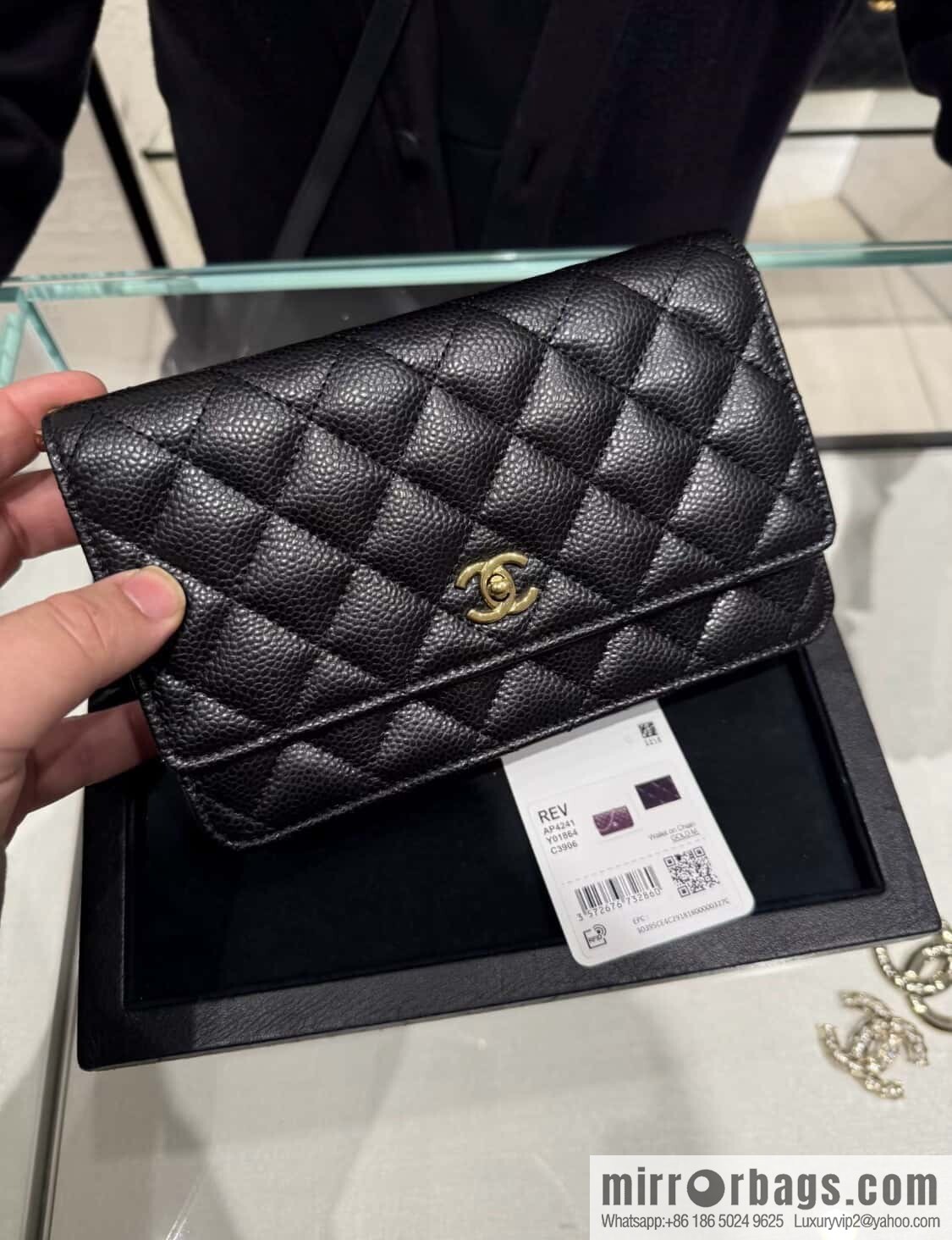 𝐂𝐡𝐚𝐧𝐞𝐥 𝟐𝟒𝐤 𝐰𝐨𝐜 fortune bag (button version) black cow gold 🖤 AP4241