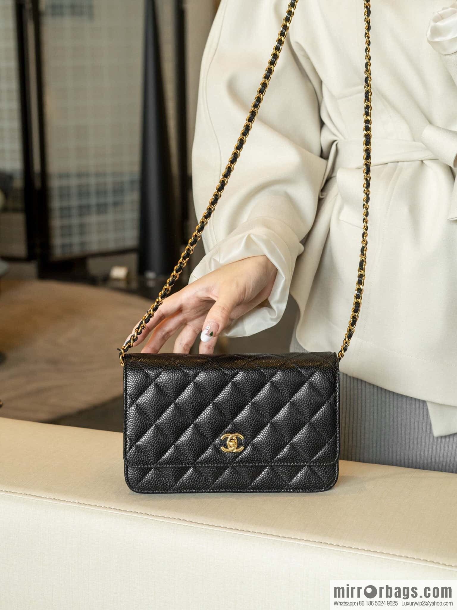 𝐂𝐡𝐚𝐧𝐞𝐥 𝟐𝟒𝐤 𝐰𝐨𝐜 fortune bag (button version) black cow gold 🖤 AP4241
