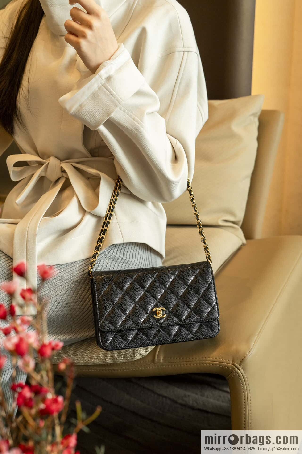 𝐂𝐡𝐚𝐧𝐞𝐥 𝟐𝟒𝐤 𝐰𝐨𝐜 fortune bag (button version) black cow gold 🖤 AP4241
