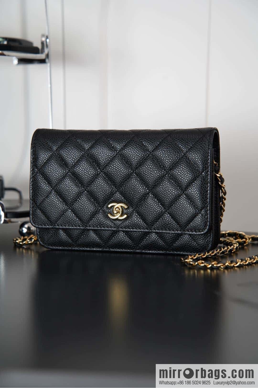 𝐂𝐡𝐚𝐧𝐞𝐥 𝟐𝟒𝐤 𝐰𝐨𝐜 fortune bag (button version) black cow gold 🖤 AP4241