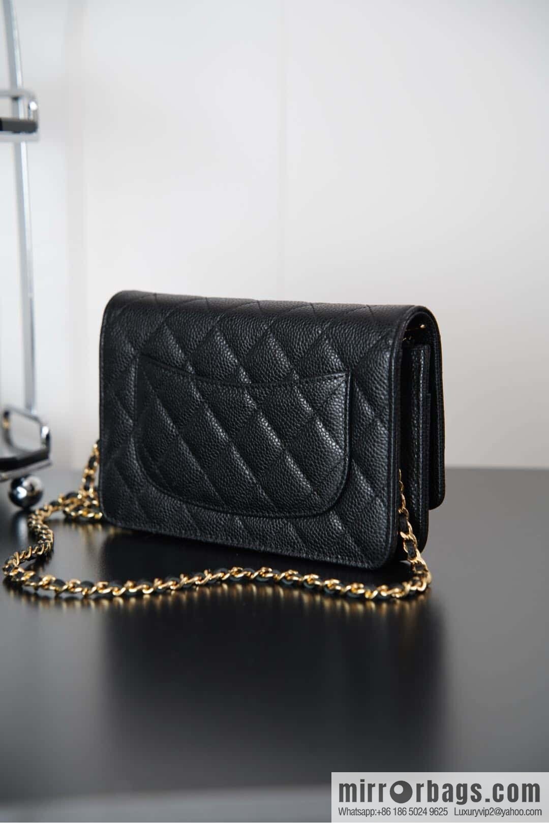 𝐂𝐡𝐚𝐧𝐞𝐥 𝟐𝟒𝐤 𝐰𝐨𝐜 fortune bag (button version) black cow gold 🖤 AP4241