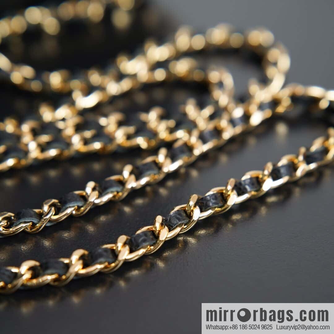 𝐂𝐡𝐚𝐧𝐞𝐥 𝟐𝟒𝐤 𝐰𝐨𝐜 fortune bag (button version) black cow gold 🖤 AP4241