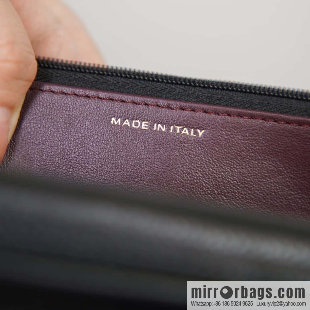𝐂𝐡𝐚𝐧𝐞𝐥 𝟐𝟒𝐤 𝐰𝐨𝐜 fortune bag (button version) black cow gold 🖤 AP4241