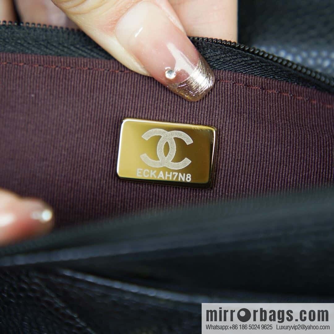 𝐂𝐡𝐚𝐧𝐞𝐥 𝟐𝟒𝐤 𝐰𝐨𝐜 fortune bag (button version) black cow gold 🖤 AP4241
