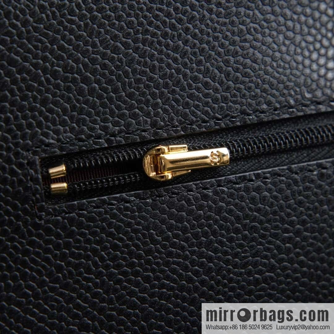 𝐂𝐡𝐚𝐧𝐞𝐥 𝟐𝟒𝐤 𝐰𝐨𝐜 fortune bag (button version) black cow gold 🖤 AP4241