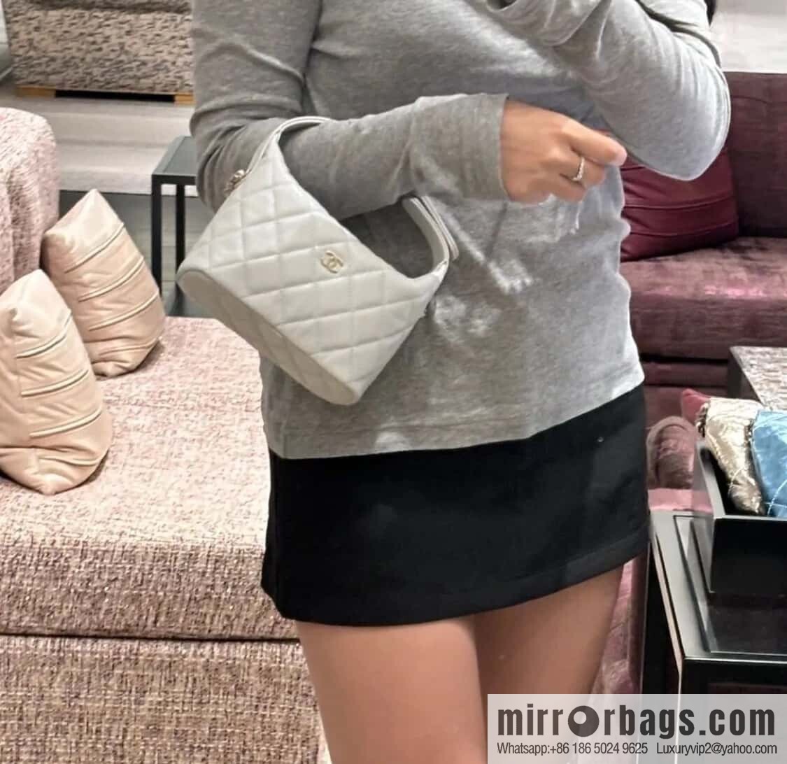 𝐂𝐡𝐚𝐧𝐞𝐥 𝟐𝟓𝐜 early spring new, lunch box bag, light gray 🩶 AP4386