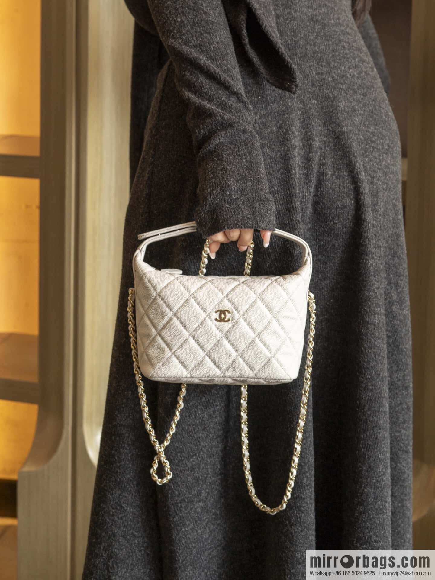 𝐂𝐡𝐚𝐧𝐞𝐥 𝟐𝟓𝐜 early spring new, lunch box bag, light gray 🩶 AP4386