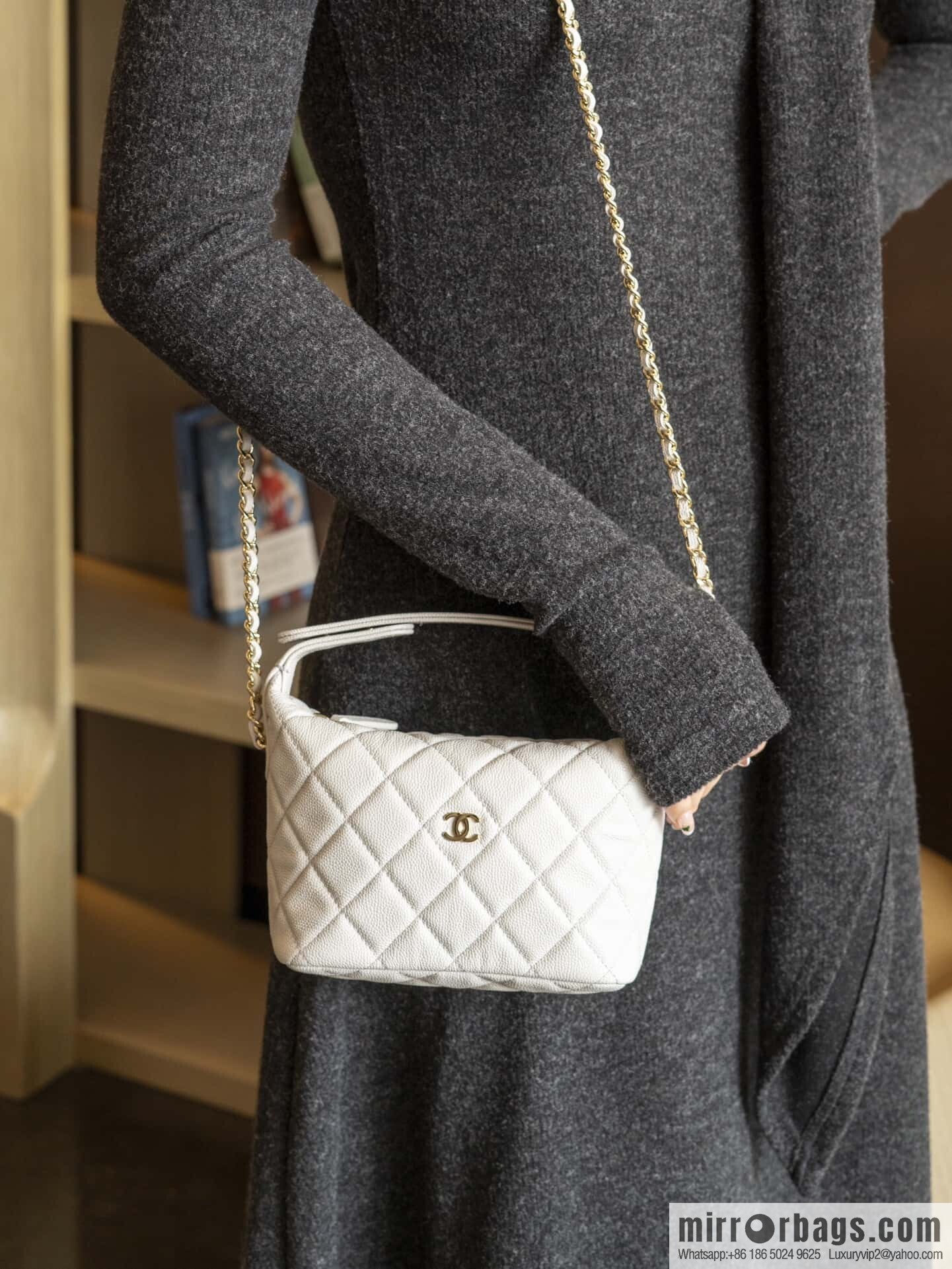 𝐂𝐡𝐚𝐧𝐞𝐥 𝟐𝟓𝐜 early spring new, lunch box bag, light gray 🩶 AP4386