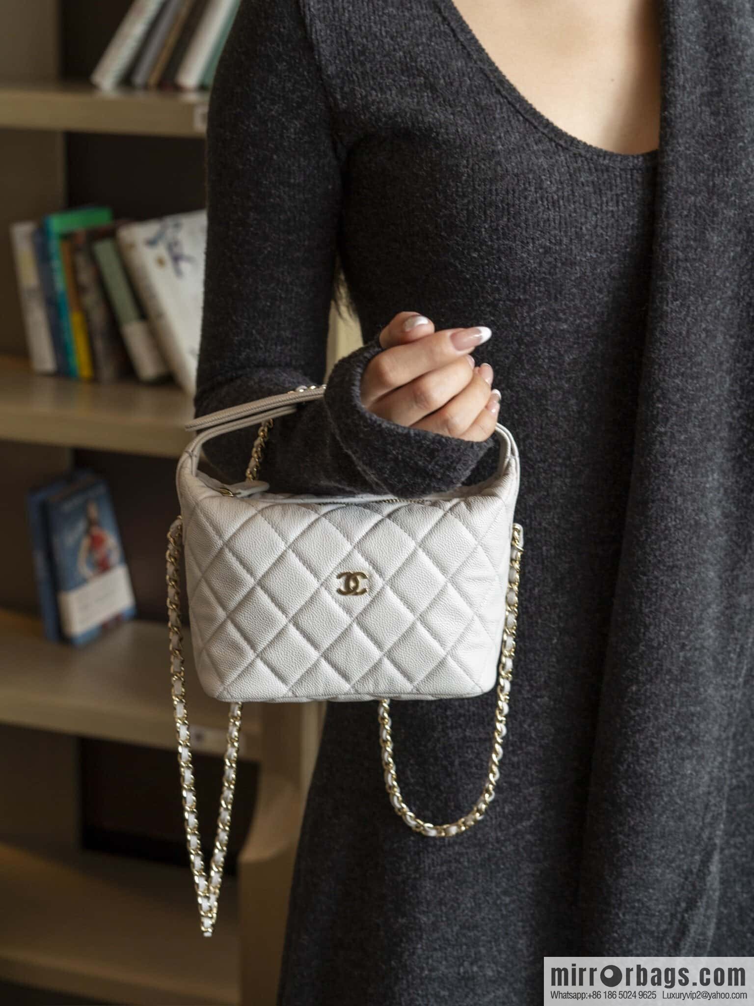 𝐂𝐡𝐚𝐧𝐞𝐥 𝟐𝟓𝐜 early spring new, lunch box bag, light gray 🩶 AP4386