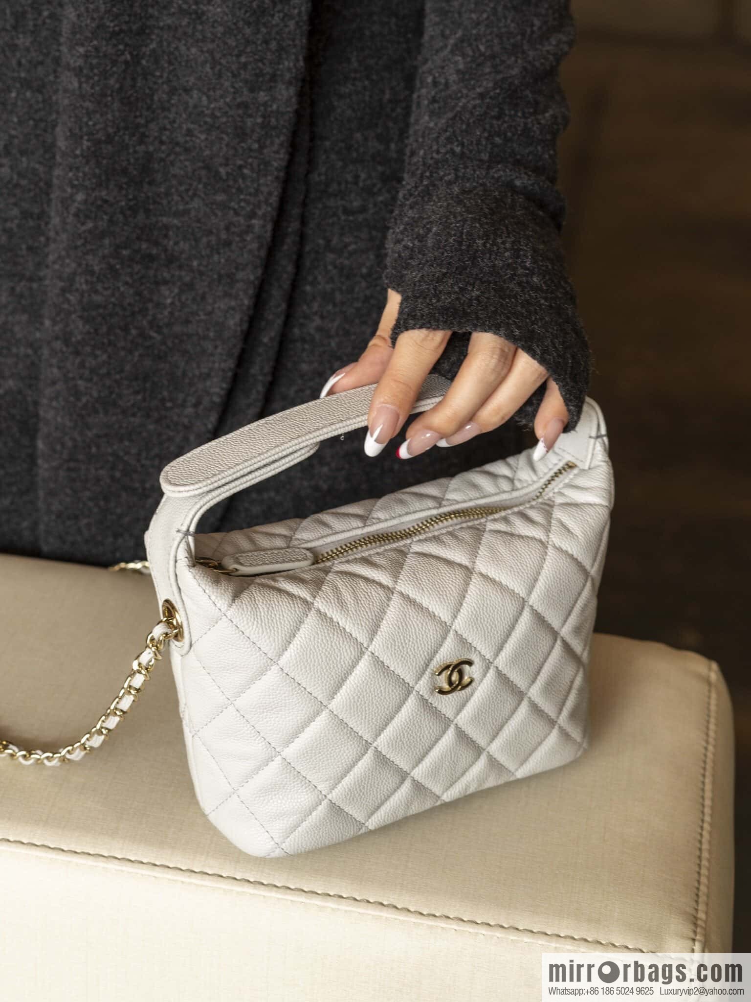 𝐂𝐡𝐚𝐧𝐞𝐥 𝟐𝟓𝐜 early spring new, lunch box bag, light gray 🩶 AP4386