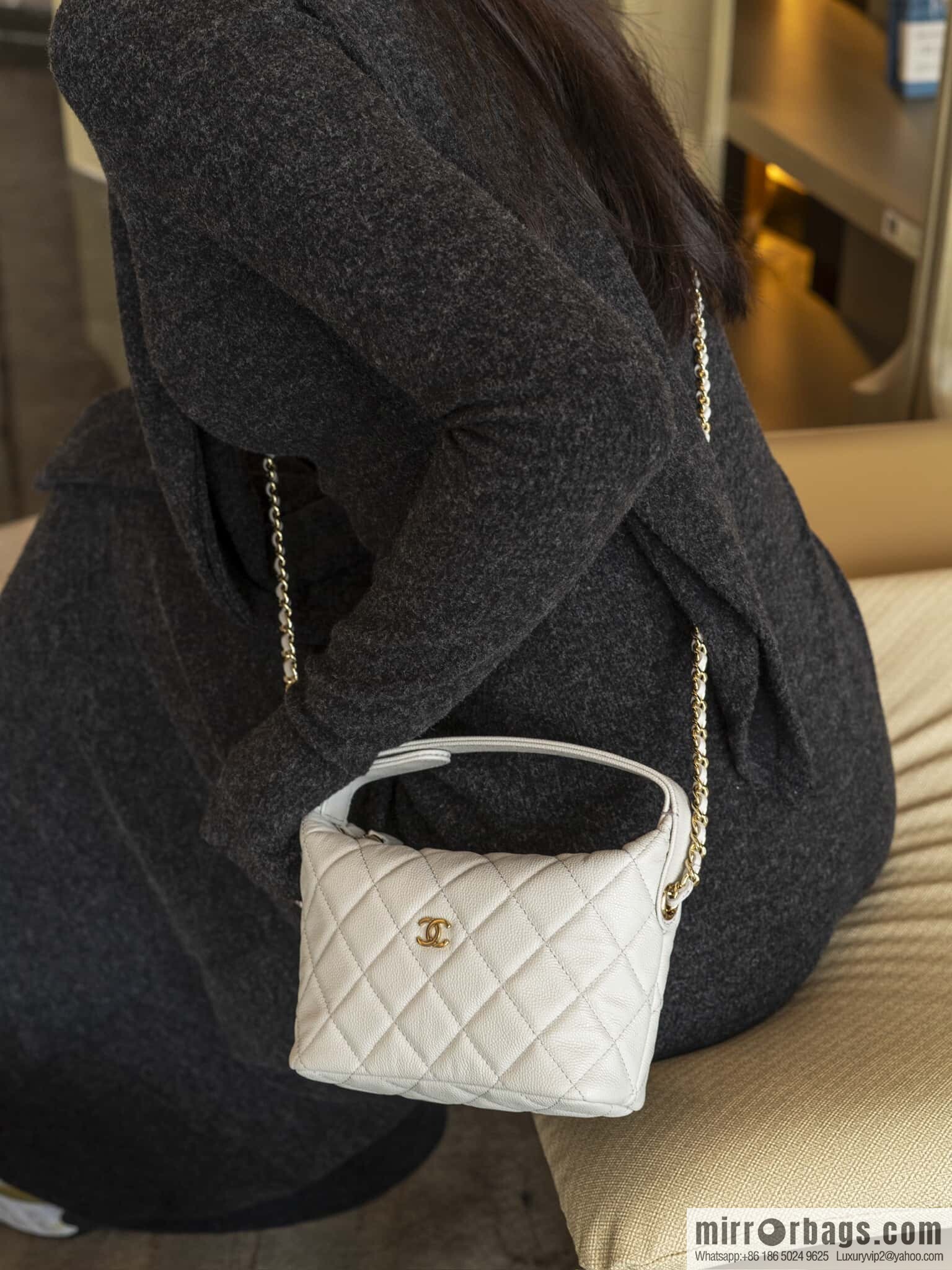 𝐂𝐡𝐚𝐧𝐞𝐥 𝟐𝟓𝐜 early spring new, lunch box bag, light gray 🩶 AP4386