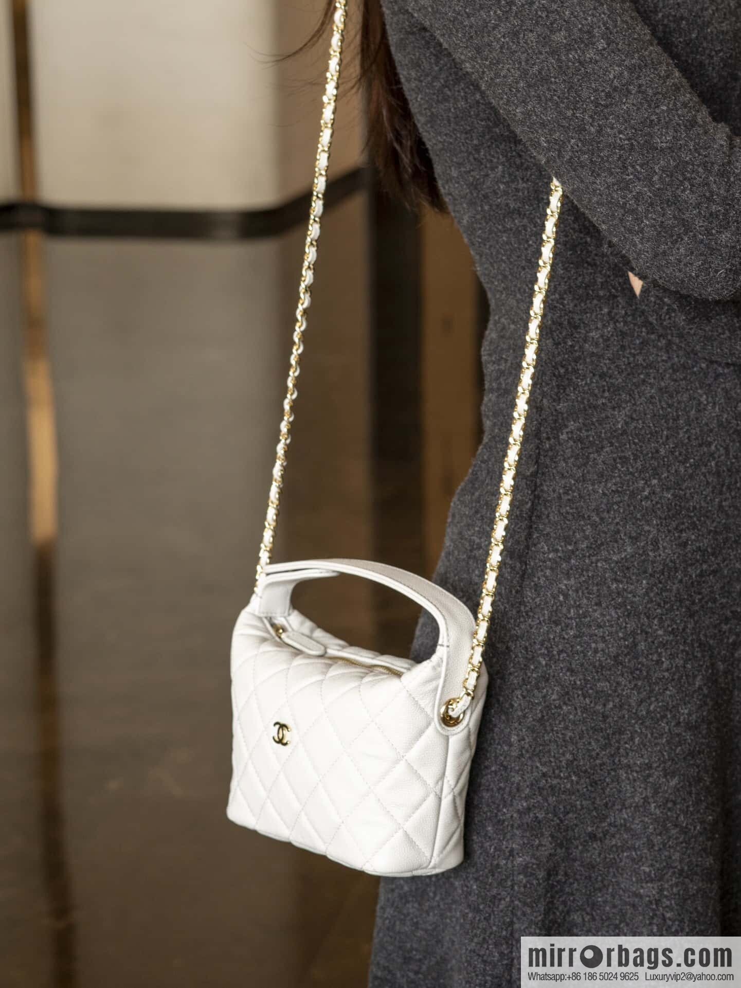 𝐂𝐡𝐚𝐧𝐞𝐥 𝟐𝟓𝐜 early spring new, lunch box bag, light gray 🩶 AP4386