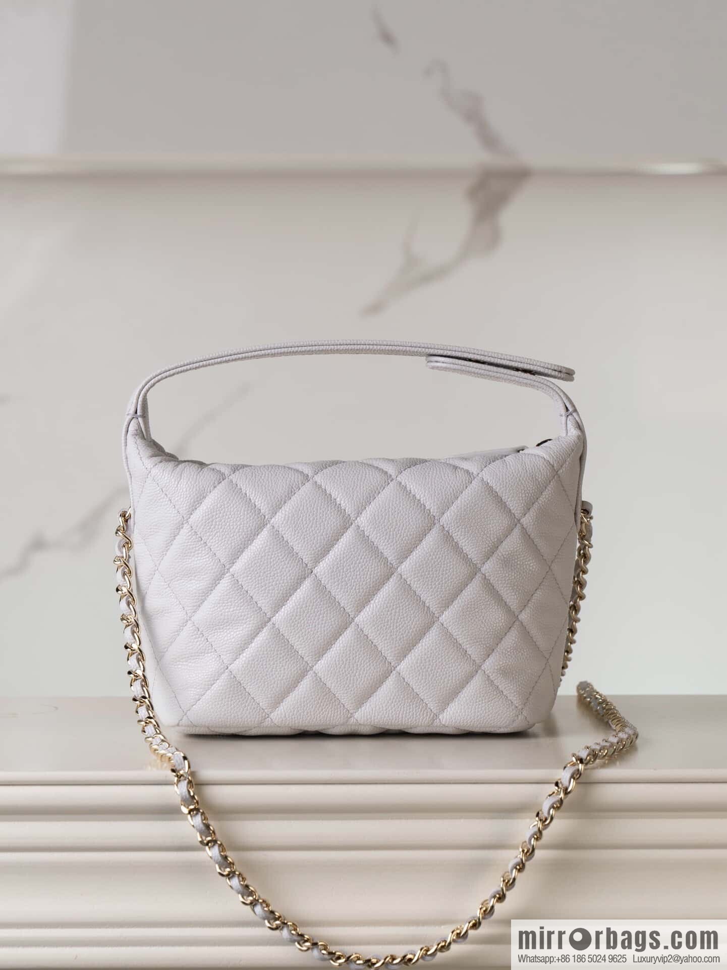𝐂𝐡𝐚𝐧𝐞𝐥 𝟐𝟓𝐜 early spring new, lunch box bag, light gray 🩶 AP4386
