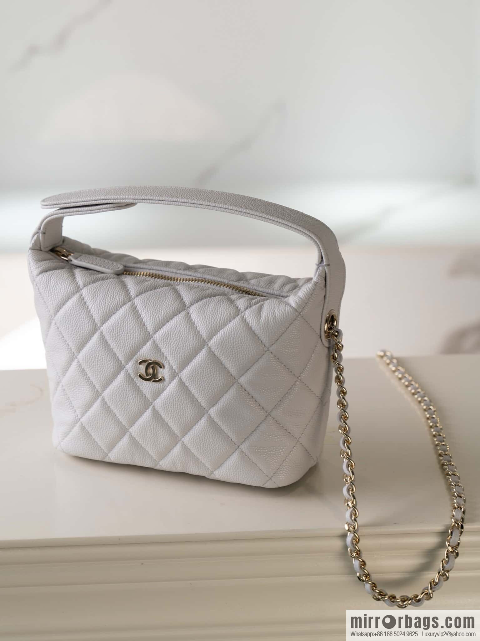 𝐂𝐡𝐚𝐧𝐞𝐥 𝟐𝟓𝐜 early spring new, lunch box bag, light gray 🩶 AP4386