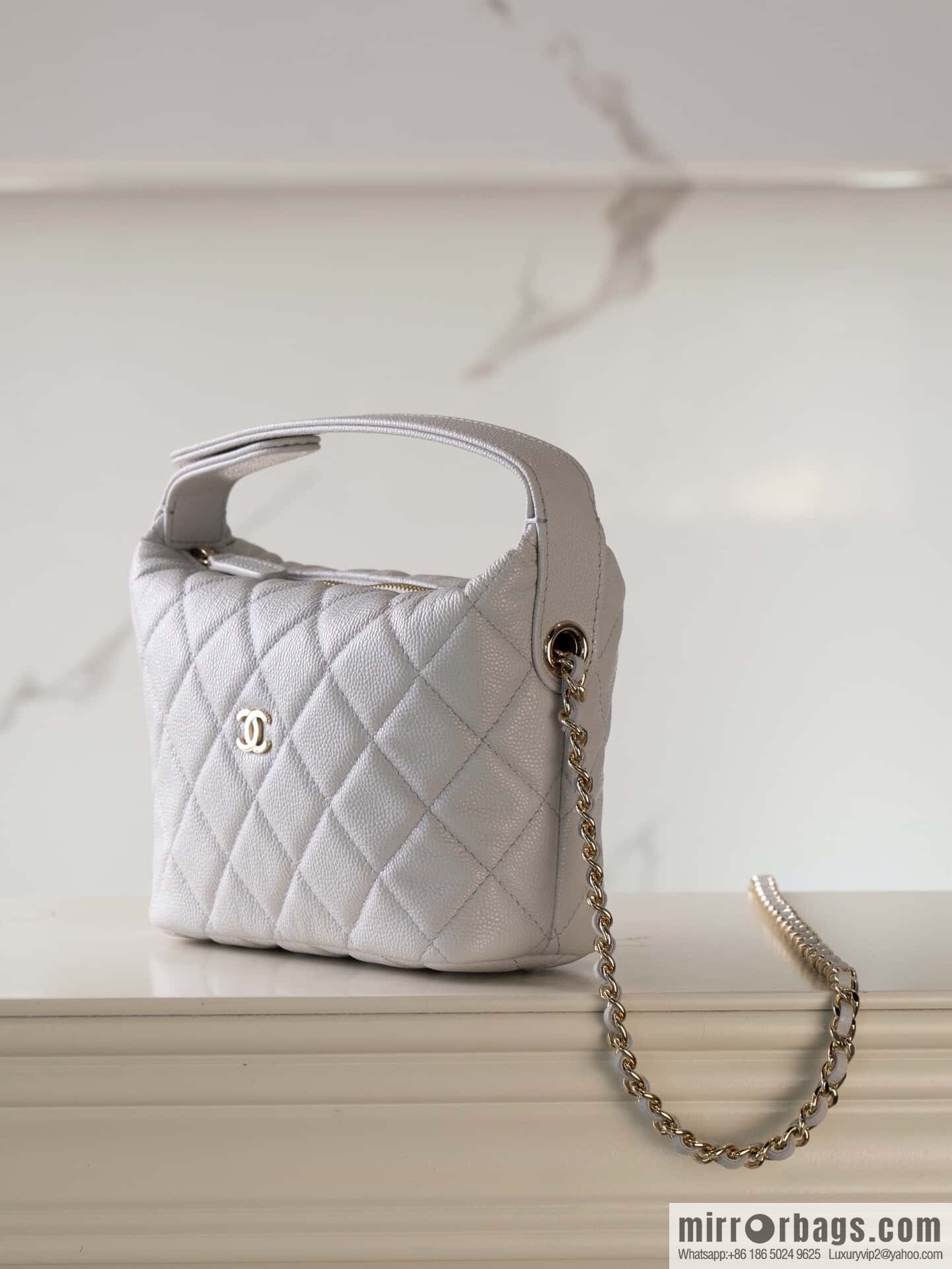 𝐂𝐡𝐚𝐧𝐞𝐥 𝟐𝟓𝐜 early spring new, lunch box bag, light gray 🩶 AP4386
