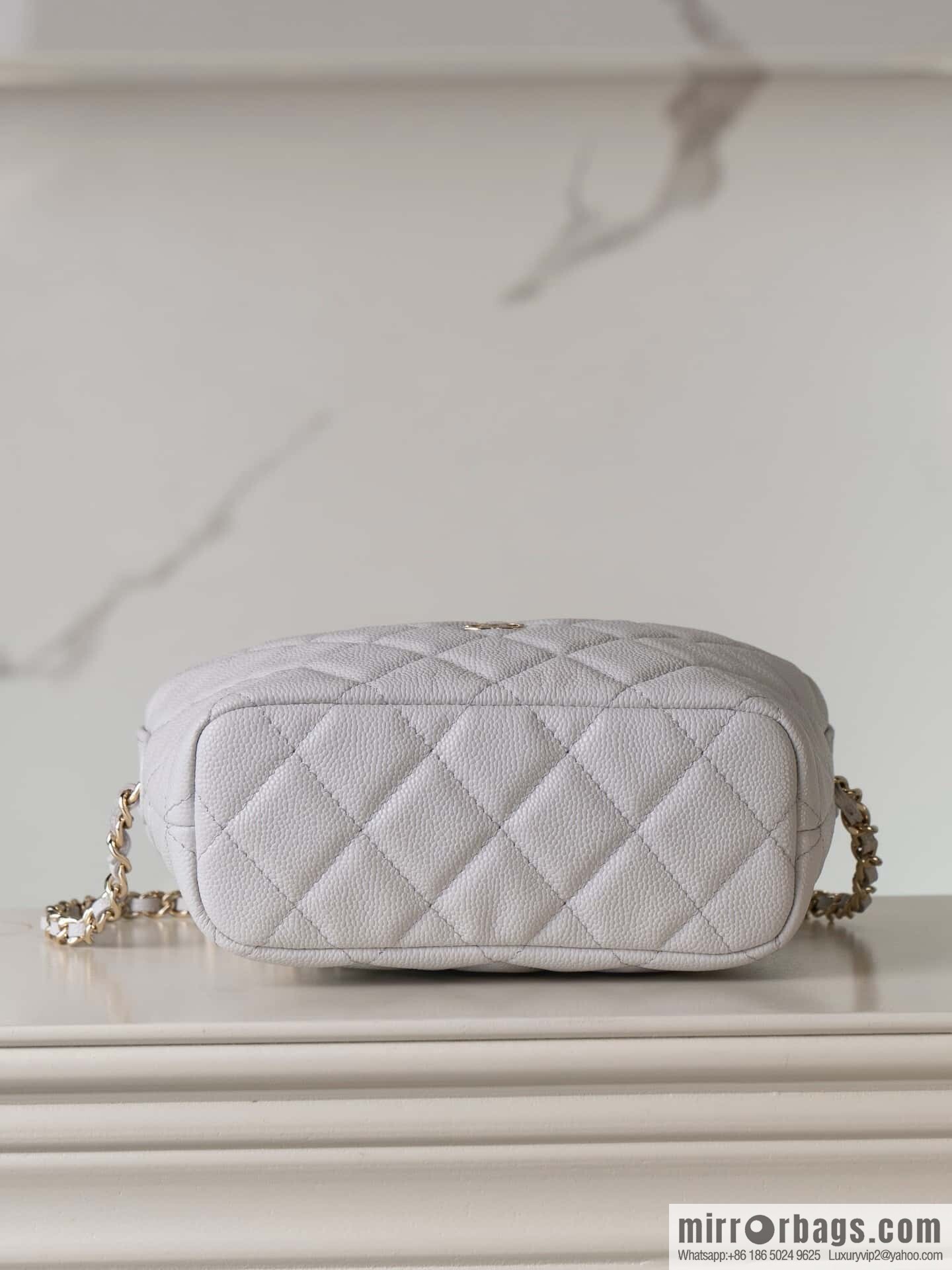 𝐂𝐡𝐚𝐧𝐞𝐥 𝟐𝟓𝐜 early spring new, lunch box bag, light gray 🩶 AP4386