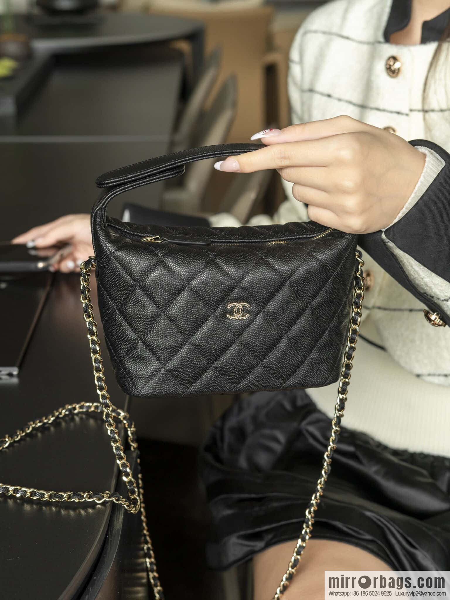 𝐂𝐡𝐚𝐧𝐞𝐥 𝟐𝟓𝐜 early spring new, lunch box bag, black gold 🖤 AP4386