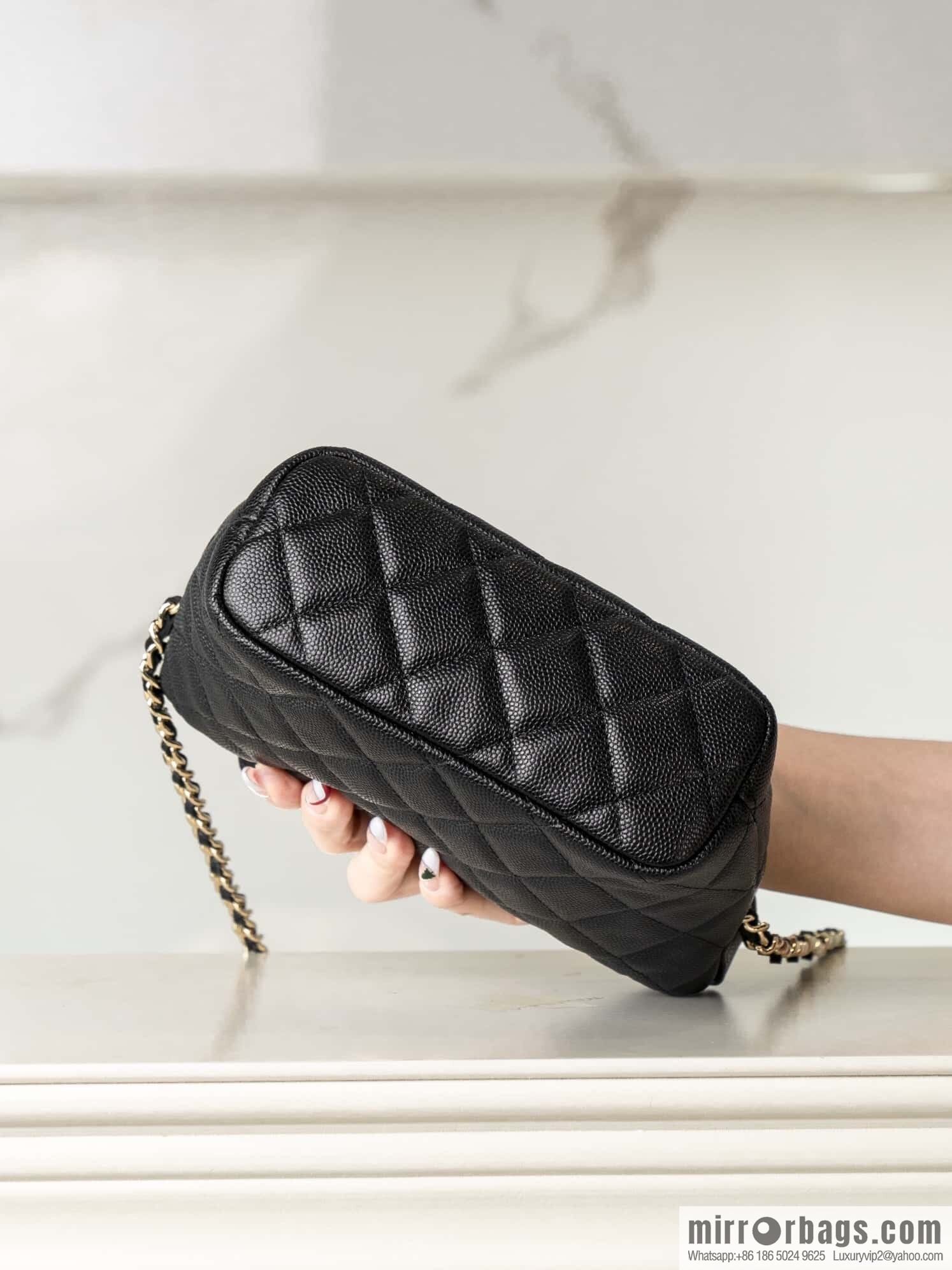 𝐂𝐡𝐚𝐧𝐞𝐥 𝟐𝟓𝐜 early spring new, lunch box bag, black gold 🖤 AP4386