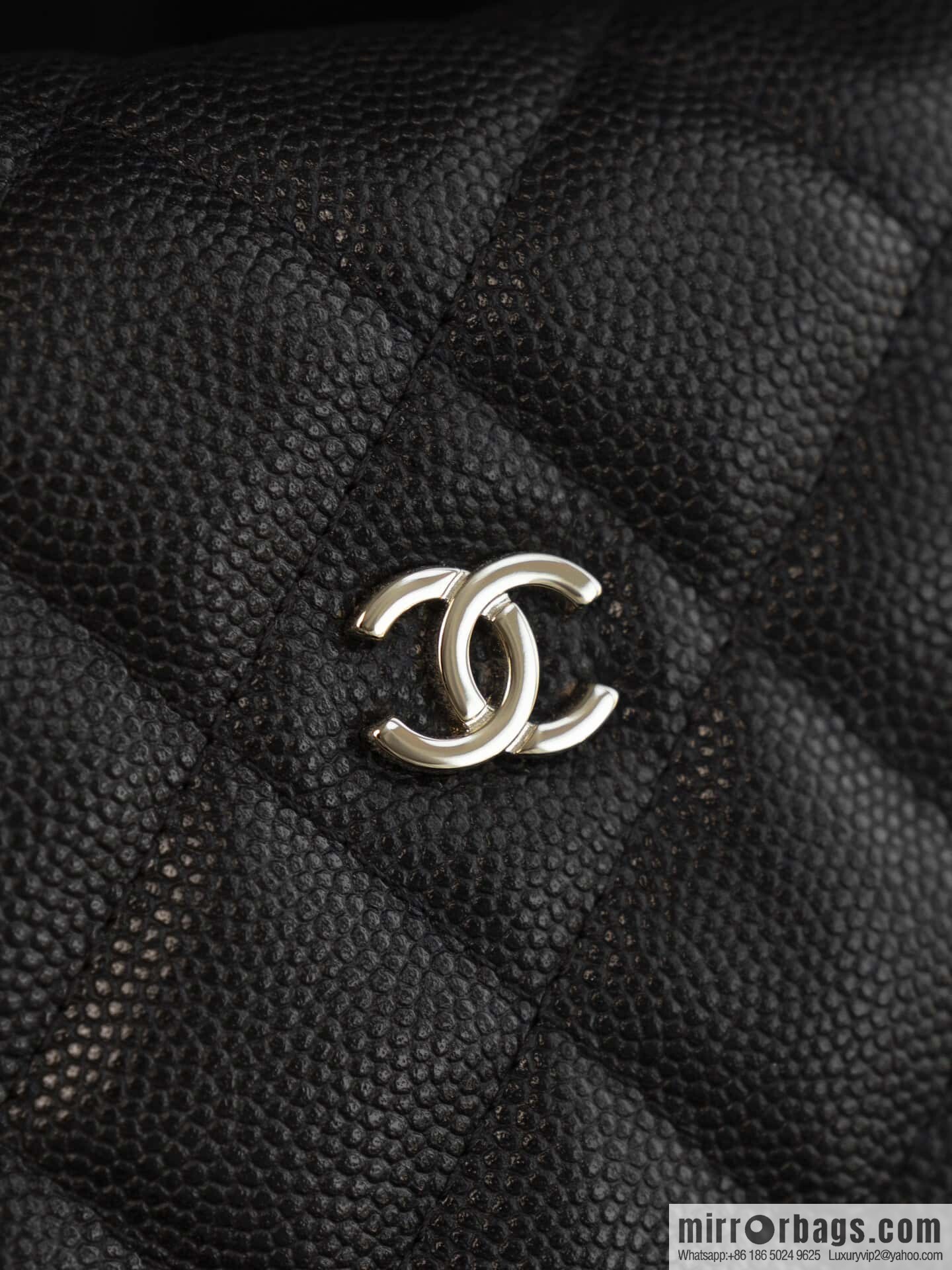 𝐂𝐡𝐚𝐧𝐞𝐥 𝟐𝟓𝐜 early spring new, lunch box bag, black gold 🖤 AP4386