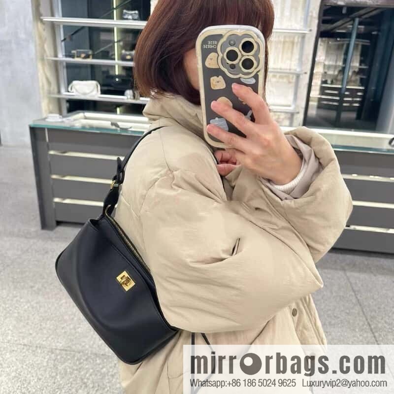 ๐๐๐ฅ๐๐ง๐๐ข๐๐ ๐๐จ๐๐๐จ ๐ค๐ค Rodeo Shoulder Bag ๐งถ Rodeo Black Smooth Cow Leather Shoulder Bag