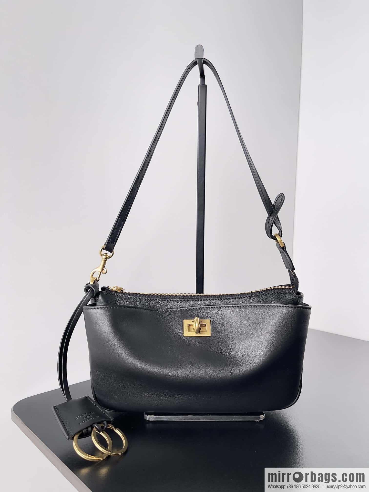 ๐๐๐ฅ๐๐ง๐๐ข๐๐ ๐๐จ๐๐๐จ ๐ค๐ค Rodeo Shoulder Bag ๐งถ Rodeo Black Smooth Cow Leather Shoulder Bag