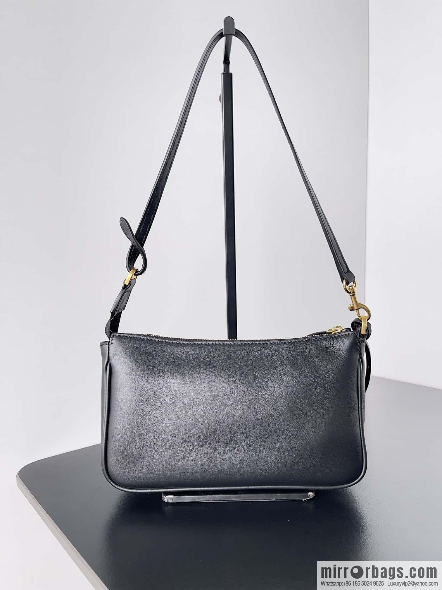 ๐๐๐ฅ๐๐ง๐๐ข๐๐ ๐๐จ๐๐๐จ ๐ค๐ค Rodeo Shoulder Bag ๐งถ Rodeo Black Smooth Cow Leather Shoulder Bag