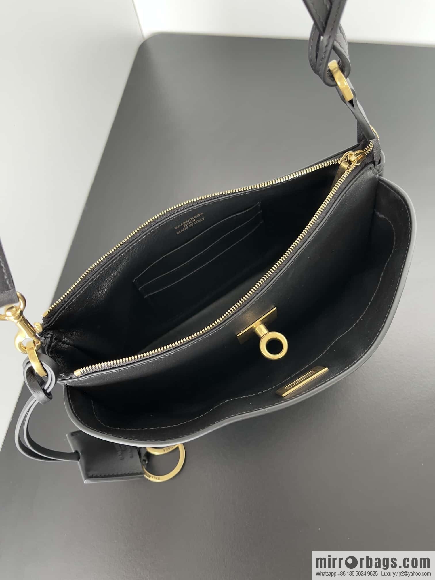 ๐๐๐ฅ๐๐ง๐๐ข๐๐ ๐๐จ๐๐๐จ ๐ค๐ค Rodeo Shoulder Bag ๐งถ Rodeo Black Smooth Cow Leather Shoulder Bag